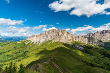 Buzulları olan zillertal Alpler, Dolomitlerdeki Monte Sief dağ zirvesine kadar uzanan çayırlardaki körüklerle kaplı Setsass dağı zirvesini kaplar.