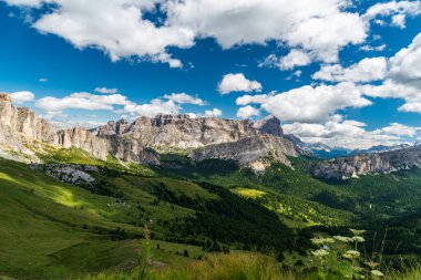 Monte Sief dağlarının zirvesine tırmanış sırasında tepelerinde dağ çayırları ve kayalık dağ tepeleri bulunan inanılmaz Dolomitler manzarası.