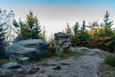 Sonbaharda Kyrkawica 'da kumtaşı kaya oluşumları Czech' teki Beskid Slaski dağları - Polonya sınırları