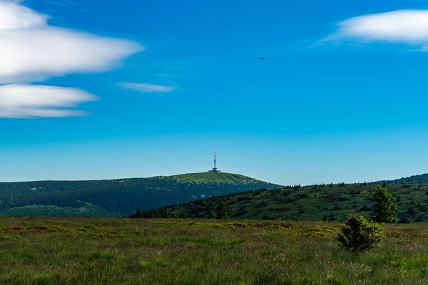 Colina Praded Com Torre Comunicação Avião Céu Acima Montanhas Jeseniky — Fotografia de Stock