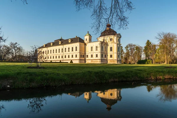 Castillo Kravare República Checa Durante Hermoso Día Primavera Con Cielo —  Fotos de Stock
