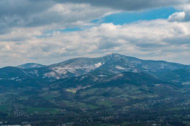 Çek Cumhuriyeti 'ndeki Moravskosske Beskydy Dağları' ndaki Lysa Hora Tepesi Frydlant Nad Ostravici kasabasının yukarısındaki Ondrejnik tepesinin manzarası