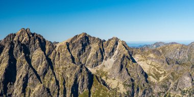 Vysoka, Rysy ve Vychodna Vysoka 'dan gelen birkaç tepe Slovakya' daki High Tatras dağlarında açık gökyüzü ile muhteşem bir günde zirveye ulaştılar.