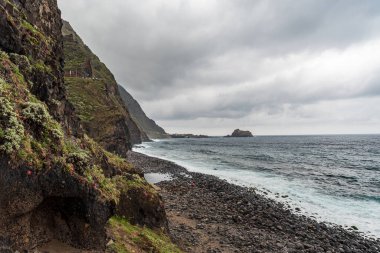 Ribeira da Janela ile Madeira 'daki Porto Moniz arasındaki Vahşi Atlantik Okyanusu kıyısı