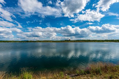 Karvinske, Çek Cumhuriyeti 'nin Karvina şehrinin arka planında Dul CSM ve Beskid Dağları' nın tepeleriyle güzel bir yaz gününde daha fazla göl oluşturdu.