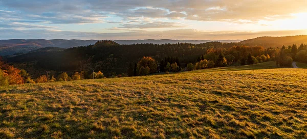 从捷克共和国Vsetinske Vrchy山脉的Solan山顶看秋日落山 — 图库照片