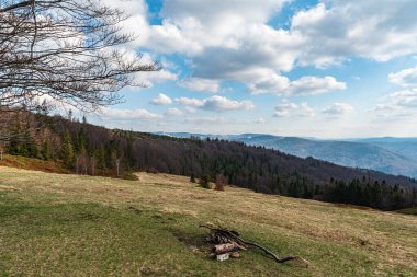 Polonya 'daki Beskid Slaski dağlarındaki Blatnia tepesinden ilkbahar günü mavi gökyüzü ve bulutlarla