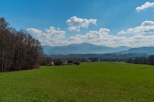 捷克共和国的Moravskoslezske Beskydy山和Lysa Hora山 从Kuncice Pod Ondrejnikem村上方的草地上俯瞰着美丽的春天里 — 图库照片