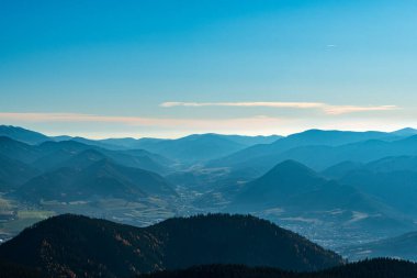 Slovakya 'nın Chocske Vrchy dağlarında Velky Choc tepesinden tepeler etrafında Ruzomberok kasabası