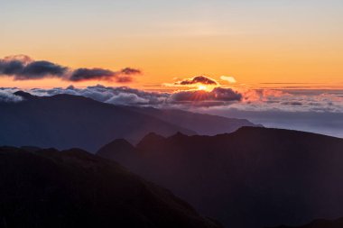 Pico Ruivo 'nun üstündeki bulutlu ve açık renkli gökyüzü Madeira adasının en yüksek tepesi.