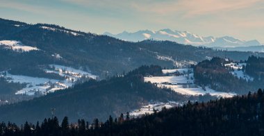 Polonya 'daki Beskid Slaski dağları, Çek Cumhuriyeti sınırlarına yakın, kışın Wielka Czantoria tepesinden Tatra dağları