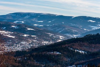 Wisla kasabası, Barania Gora tepesinin yukarısında Wielka Czantoria dağ zirvesi kışın Polonya 'daki Beskid Slaski dağları
