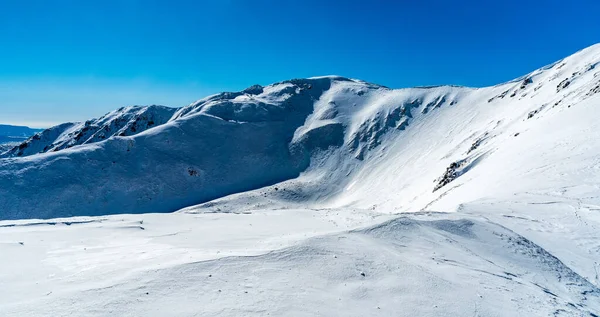 冬のクリズスキー セドロ山パスの下のハイキングトレイルからのSkalkaとZiarskaホラの丘スロバキアのロータトラ山 — ストック写真