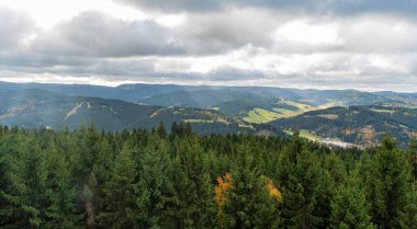 Çek Cumhuriyeti 'nin Velke Karlovice köyünün yukarısındaki Milonova tepesindeki gözcü kulesinden çoğu bulutlu sonbahar gününde görüntü