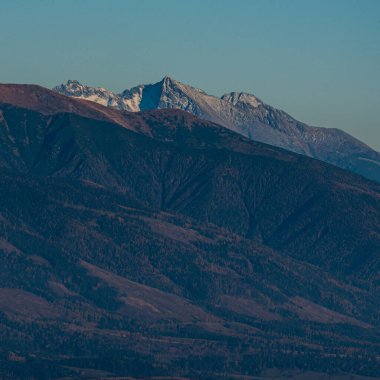 Slovakya 'nın Chocske Vrchy dağlarındaki Velky Choc tepesinden Krivan dağlarıyla dolu yüksek Tatras dağları açık gökyüzü ile güzel bir sonbahar günü boyunca