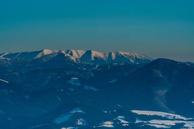 Slovakya 'daki Mincol Hill' den Salatin, Prasiva ve Velka Chochula tepeleriyle birlikte Alçak Tatras 'ın batısında yer alan Mala Fatra dağları