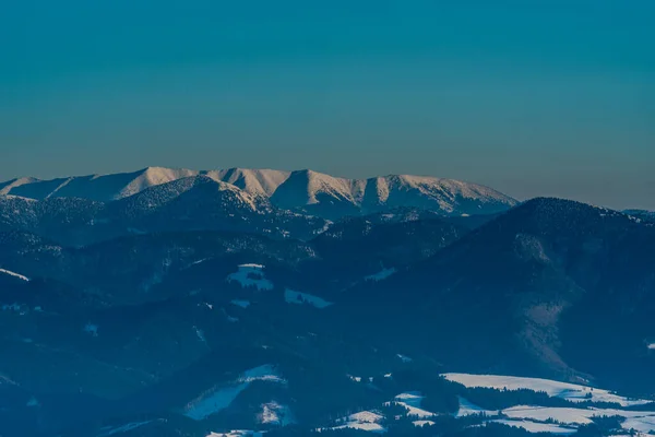 斯洛伐克Mala Fatra山区冬季Mincol山丘的低鞑靼人西部地区 有Salatin Prasiva和Velka Chochula山丘 — 图库照片
