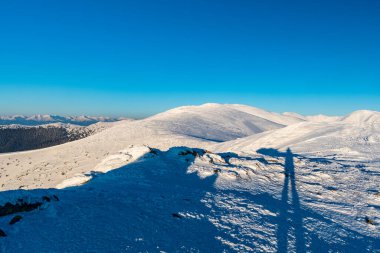 Kışın alçak Tatras Vhabenec ve Skalka tepeleri ve Slovakya 'daki Furkova tepesinden Batı Tatras' ın bir kısmı