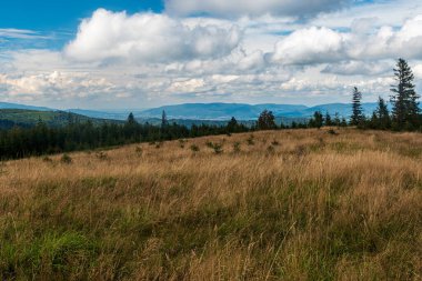 Polonya 'nın Beskid Zywiecki dağlarındaki Pilsko tepesinde hala Uszczawne böğürüyor yaz günü geç saatlerde mavi gökyüzü ve bulutlarla