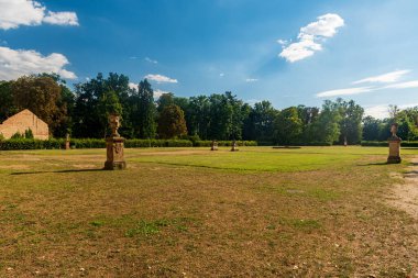 Güzel bir yaz günü Çek Cumhuriyeti 'nde Libechov kalesi yakınlarında heykelleri olan halka açık bir park.