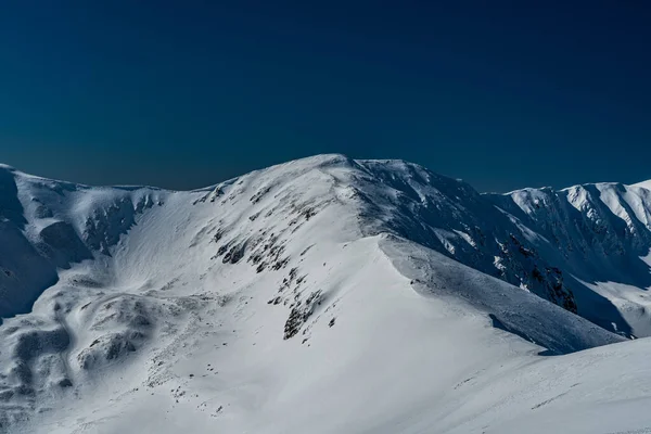 コトリスカの丘とクリスケ セドロの山は冬のポラナの丘から下を通過スロバキアのロータトラ — ストック写真