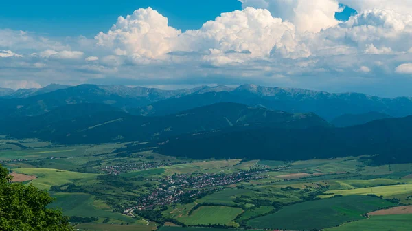 从斯洛伐克乔可斯克山谷的Predny Choc山看低鞑靼人 — 图库照片
