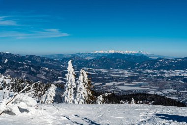 Slovakya 'daki Mala Fatra dağları kışın Martinske deliğinden Velka Fatra ve Tatra dağlarına bakıyor