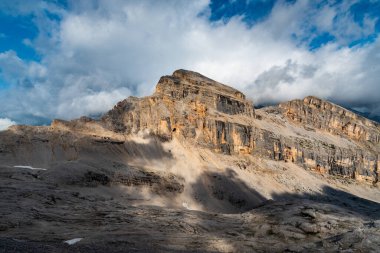 Bivacco della Pace 'den Cima Campestrin Sud ve Cima Campestrin Nord Dolomitler' deki Fanes dağ zirvesinde Monte Castello tepesi