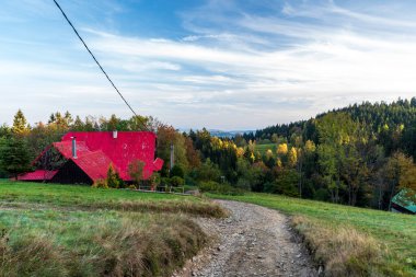 Sonbahar Moravskosske Beskydy dağları, Czech 'te Bobek Tepesi' nin aşağısında - izole evler, çayırlar, renkli ormanlar, patikalar ve bulutlu mavi gökyüzü ile Slovakya sınırları