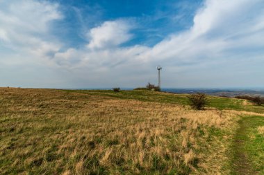 Çek Cumhuriyeti 'nin Palava dağlarındaki Stolova Hora Tepesi' nde güzel bir bahar günü