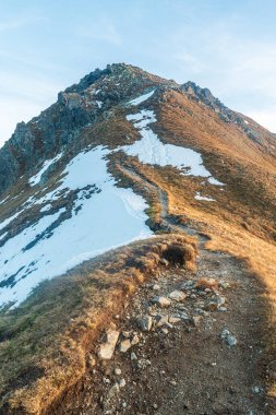 Hladky dik dağ zirvesi Hladke sedlo dağ geçidi sonbaharda Slovakya 'daki High Tatras dağları - Polonya sınırları