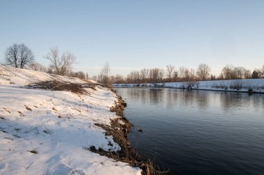 Çek Cumhuriyeti 'nin Karvina şehrindeki çoğu Sokolovskych hrdinu köprüsü yakınlarındaki Olse nehri güzel kış gününde