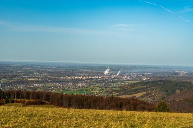 Çek Cumhuriyeti 'nin Slezske Beskydy dağlarındaki Loucka tepesinden sonbahar sabahı gökyüzü açık