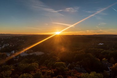 Almanya 'nın Plauen şehrinin yukarısında Bareinstein' dan gelen güneş ışığıyla sonbahar günbatımı