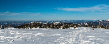 Oravske Beskydy ile Babia hora ve Pilsko, Beskid Slaski ve Slovakya 'daki Mala Fatra dağlarındaki Zazriva tepesinden Moravskosske Beskydy dağlarının bir kısmı