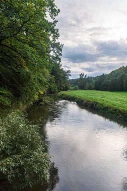Çayırları ve ağaçları olan nehir - Almanya 'nın Plauen kenti yakınlarında Weisse Elster nehri, sonbahar akşamı