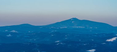 Mala Fatra 'daki Mincol tepesinden Moravskoslezske Beskydy dağlarındaki Lysa hora tepesi açık gökyüzü ile güzel kış günü boyunca