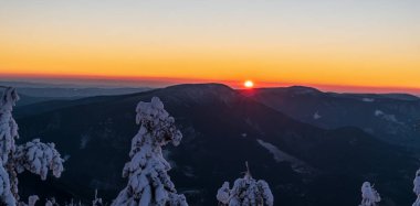 Çek Cumhuriyeti 'ndeki Moravskoslezske Beskydy Dağları' ndan Lysa Hora Tepesi 'nden renkli gökyüzüne sahip gün batımı