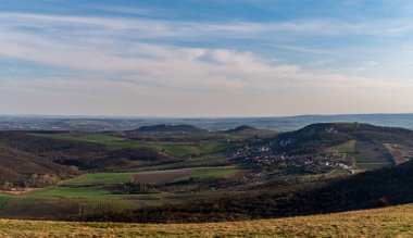 Çek Cumhuriyeti 'nde Palava Dağları' nda Bahar akşamları Devin Tepesi 'nin çayırlarından manzara