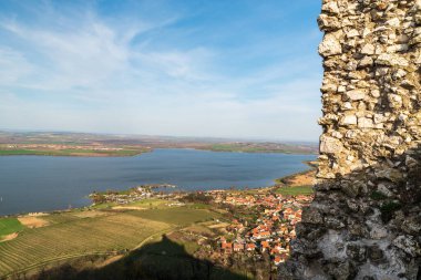 Çek Cumhuriyeti 'nin Palava dağlarındaki Devicky şatosu harabelerinden bahar akşamı görüntüleriName