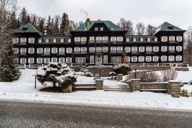 Karlova Studanka 'da Slezsky dum Çekoslovakya' da kışın Jeseniky dağlarında sağlık spası