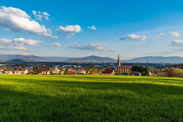 Arka planda Beskid Slaski dağları olan Skoczow kasabası - bahar akşamı Wzforze Kaplicowka 'dan manzara