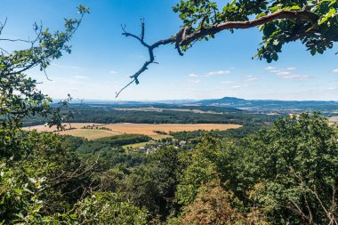 CHKO Kokorinsko 'daki Vlhost Hill' den Çek Cumhuriyeti 'nde Machuv Kraj' ın mavi gökyüzü ve bulutlarla görüntüsü