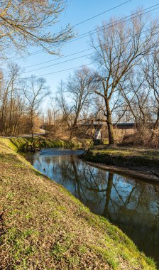 Lucina Nehri üzerinde tramvay köprüsü ve Çek Cumhuriyeti 'nin Ostrava şehrinde Hranecnik ile Slezskoostravsky Hrad arasında bisiklet yolu var.