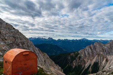 Bivacco Mario Rigatti Forcella Grande del Latemar 'da Dolomites' teki Latemar dağ grubunda arka planda Fiemme dağlarının zirveleriyle
