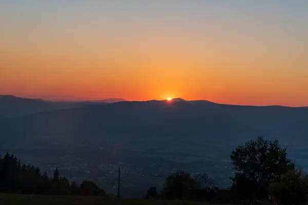 Herbstlicher Sonnenuntergang Mit Den Bergen Der Moravskoslezske Beskiden Von Bahenec lizenzfreie Stockfotos