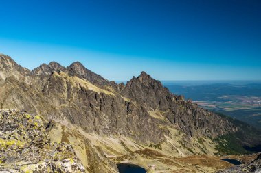 Slovakya 'daki High Tatras dağlarında zirveleri olan Velka Studena dolina vadisi açık gökyüzü ile inanılmaz bir gün boyunca