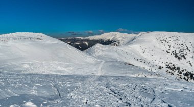 Kışın güzel bir gün Slovakya 'daki alçak Tatras dağları - Velka hola tepesi zirvesinin yürüyüş izlerinin manzarası