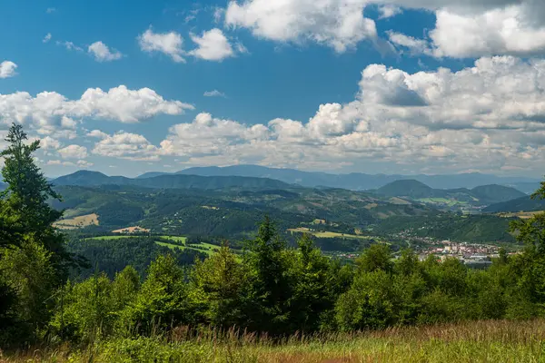 슬로바키아의 언덕이있는 카드카 아름다운 키스케 베스키디 산맥의 자보르스키 언덕에서 로열티 프리 스톡 이미지