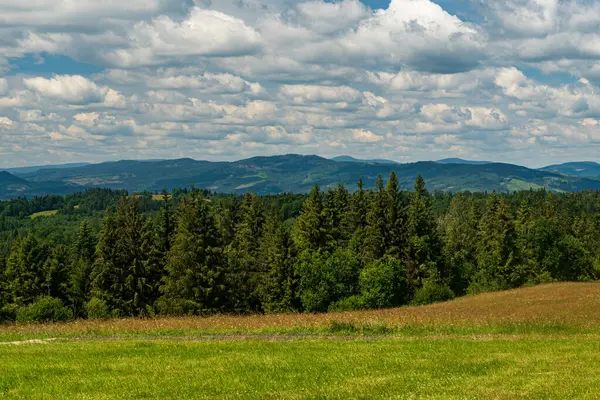 Die Näheren Hügel Jablunkovske Medzihorie Und Moravskoslezske Beskydy Von Der Stockbild